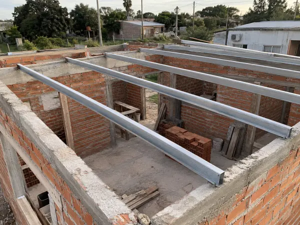 Ilustración: Pérgola con techo de isopanel, correas metálicas de perfil C