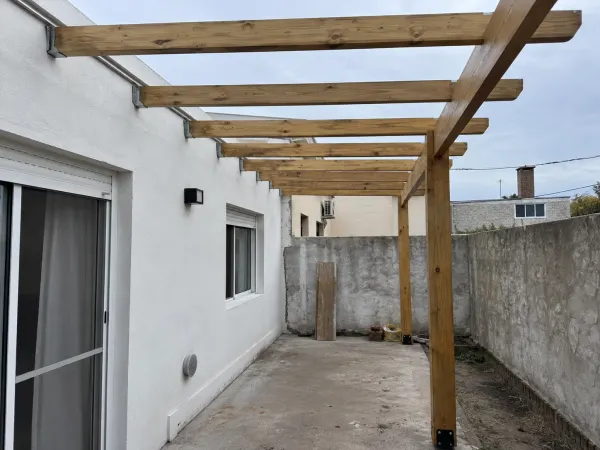 Ilustración: Pérgola con techo de isopanel, estructura de madera para techo liviano