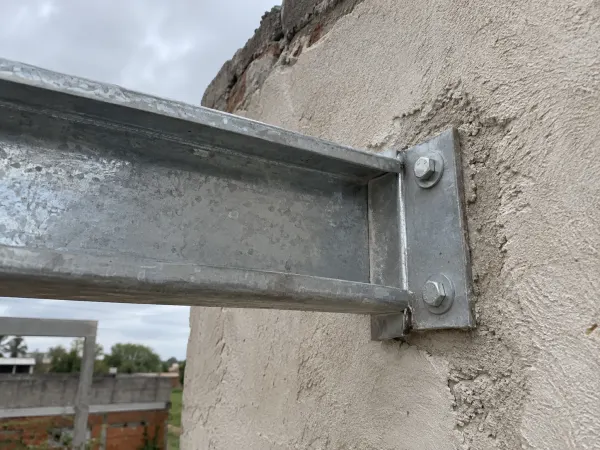 Ilustración: Pérgola con techo de isopanel, anclaje de la correa al muro